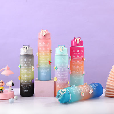 주문 가벼운 550/750/1000ML 기울기 색상 플라스틱 동기부여 물병 세트 4 Bpa 무료 휴대용 플라스틱 물병 세트 OEM ODM 서비스 제공 online manufacture