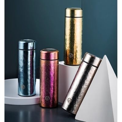 주문 여행 준비 프리미엄 티타늄 Hydro Flask 가볍고 누출 방지 500ml 용량 티타늄 단열 물병 캠핑 하이킹을 위해 이상적인 깃빛 디자인 온라인 제조