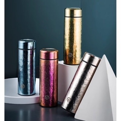 여행 준비 프리미엄 티타늄 Hydro Flask 가볍고 누출 방지 500ml 용량 티타늄 단열 물병 캠핑 하이킹을 위해 이상적인 깃빛 디자인