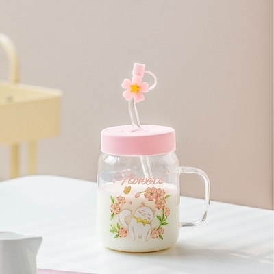 매력적 인 유리 잔 흰색 고양이 꽃 그림 핑크 블루 테마